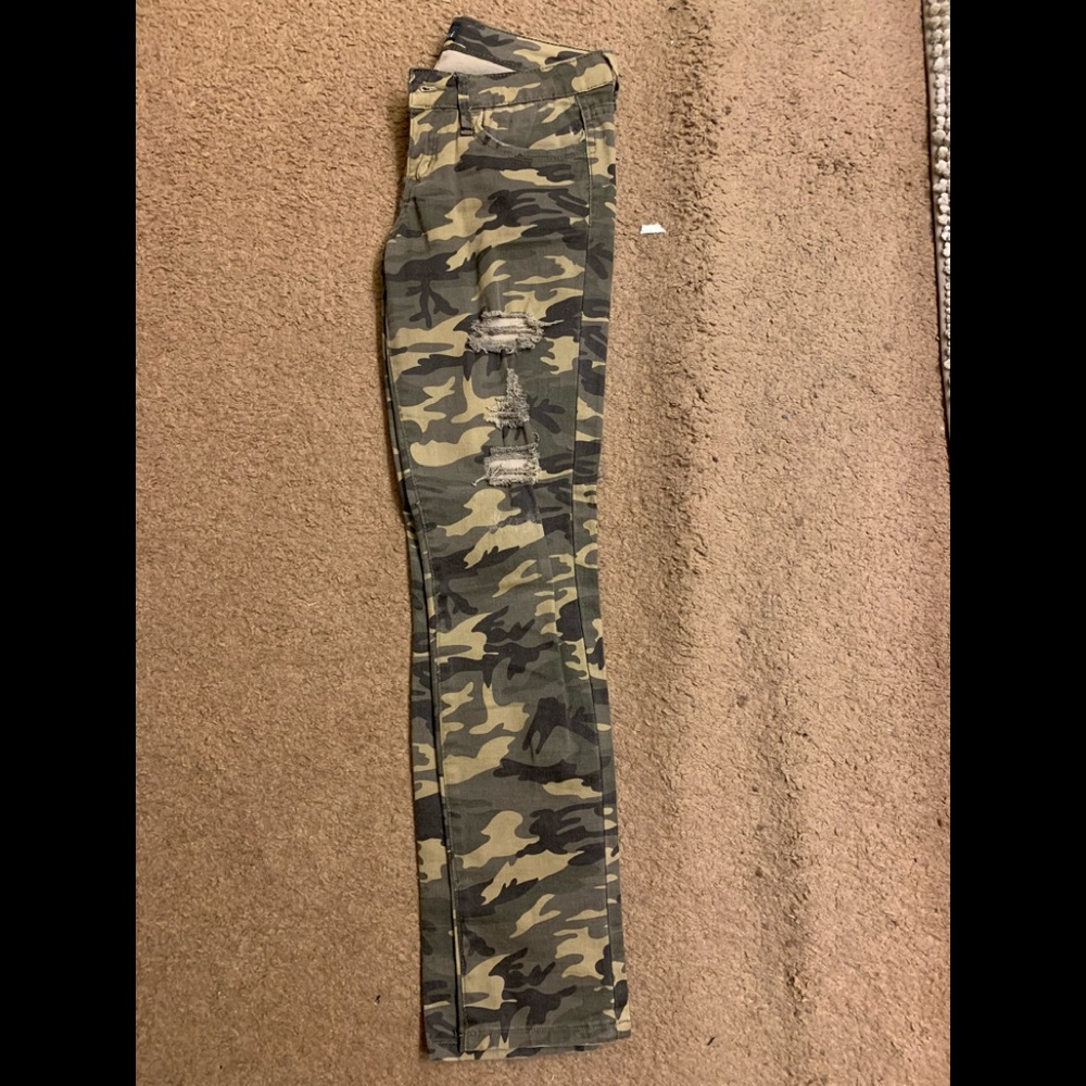 Army print ripped pants
